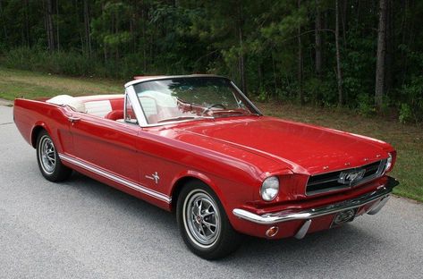 10 of the Best Convertibles in History - Architectural Digest 65 Mustang Convertible, Ferrari 275 Gts, Mustang Cabriolet, 1965 Mustang Convertible, Luxe Auto's, Ford Mustang 1965, Red Mustang, Retro Auto, 65 Mustang