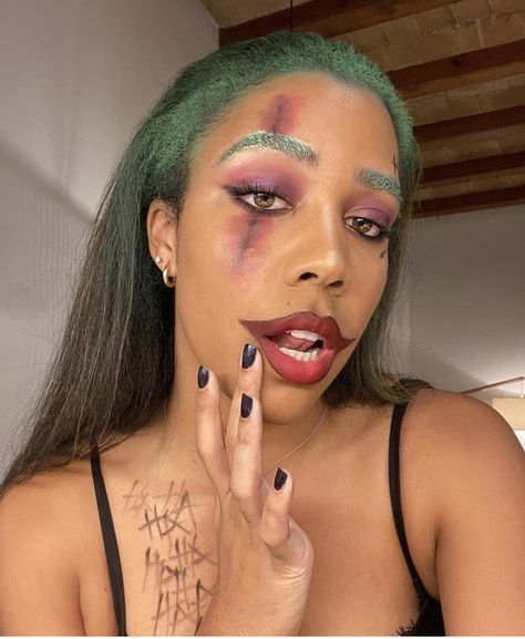 Black Woman Joker Costume, Girl Joker Makeup Halloween, Joker Eye Makeup, Joker Smile Makeup, Joker Woman Makeup, Joker Makeup Women, Joker Women Costume Diy, The Joker Makeup Women, Simple Joker Makeup