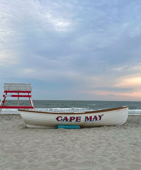 Cape May Carousel☀️🌊🐚 My favorite beach town in NJ is Cape May! It makes for the perfect weekend trip with its quaint coastal vibe, nice beaches, and great eateries! Love visiting @beachplumfarm when I’m in the area! It’s beautiful and offers beautiful scenery and farm-fresh food!🐓 We also had an amazing dinner at @ladonamexican 🥑🌶️ Highly recommend this spot (the guac is a must)! #capemay #capemaynj #njblogger #newjersey #southjersey #njbeaches #visitnj #njisbeautiful #explorenj #njsumme... Cape May Aesthetic, Coastal Beach Town, Cop Wife, Cape May Beach, Victorian Cape, Cape Cod Beach, Nj Beaches, Cape Cod Beaches, Farm Fresh Recipes