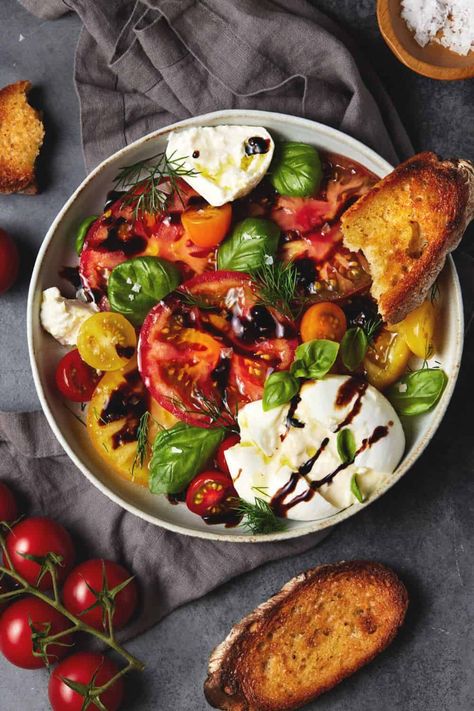 This quick and easy Burrata Caprese is summer's best salad! Juicy heirloom tomatoes pair with creamy burrata cheese, fresh herbs, olive oil and tangy balsamic vinegar in just 10 minutes. The perfect recipe for a fuss free appetizer, a colorful side dish or even a light main meal. Burrata Tomato, Burrata Caprese, Summer Dinner Recipes, Healthy Summer Dinner Recipes, Caprese Recipes, Fresh Tomato Recipes, Burrata Salad, Bbq Side, Burrata Cheese