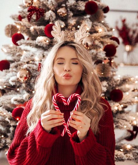 At Home Diy Christmas Photoshoot, Instagram Christmas Photos, Christmas Aesthetic Photography, Holiday Photoshoot Family Outdoor, Solo Christmas Photoshoot, Creative Christmas Photoshoot, Indoor Christmas Photoshoot, Xmas Fits, Christmas Pictures Ideas