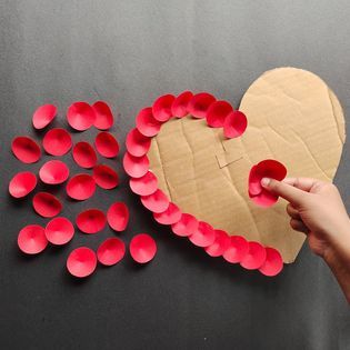 Valentine Paper Crafts, Easy Valentine Crafts, Hanging Diy, Heart Paper, Craft Wall, Craft Easy, Hanging Craft, Paper Wall Hanging, Paper Flower Decor