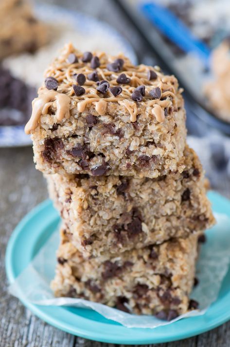 Healthy Peanut Butter Chocolate Chip Quinoa Bars Quinoa Desserts, Quinoa Granola Bars, Quinoa Bars, Brick Street, Quinoa Granola, Silk Pie, Chocolate Chip Bars, Comidas Fitness, Homemade Granola Bars