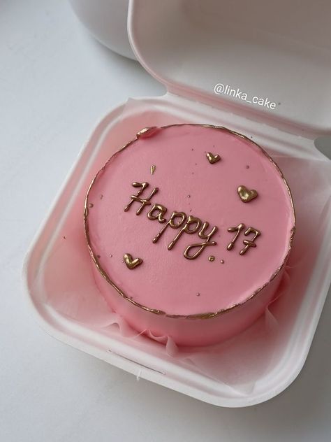 Mini Cake Decorating Ideas: Get Creative with Your Tiny Treats Cake Aesthetic Minimalist, Minimalist Birthday Cake, Birthday Cake Simple, Birthday Cake Aesthetic, Minimalist Cake, 17 Birthday Cake, Small Birthday Cakes, Minimalist Birthday, Mini Torte