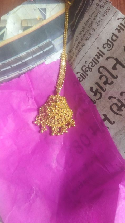 Maangtika Designs In Gold, Tika Jewelry Gold, Papita Billa Designs Gold, Mang Tika Jewelry Gold, Mangtika Gold, Gold Mang Tika Design, Maang Tikka Bridal Gold, Papidi Billa Gold Designs, Mang Tikka Gold