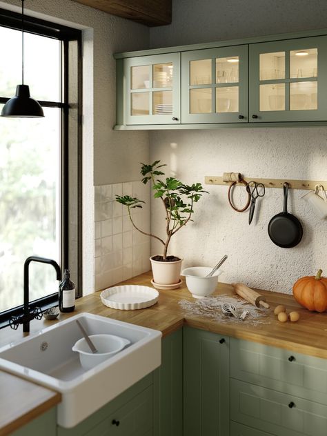 Una cocina de estilo rústico y urbano a la vez - IKEA Green Country Kitchen, Ikea Kitchen Inspiration, Light Green Kitchen, Urban Farmhouse Kitchen, Kitchen Cost, Green Kitchen Decor, Sage Green Kitchen, Kitchen Ikea, Cosy Kitchen