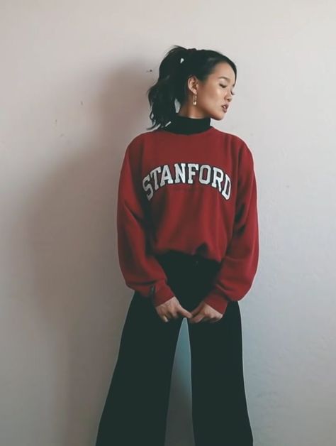 10 SWEATSHIRT OUTFIT IDEAS - Kaiti Yoo School Sweatshirt Outfit, College Hoodie Outfit, Kaiti Yoo, College Sweatshirt Outfit, Sweatshirt Outfit Ideas, Ideas For Back To School, Sweatshirts Aesthetic, Fall Sweatshirt Outfit, Sweatshirt Outfit