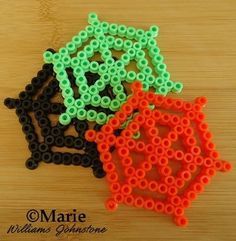 Clear Perler Bead Patterns, Halloween Webs, Hama Beads Halloween, Halloweenpyssel Barn, Halloween Perler, Bead Spider, Beads Halloween, Hamma Beads Ideas, Melty Bead Patterns