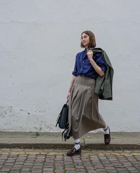 G.H. Bass & Co. Europe’s Instagram post: “@incaseofbrit makes the case for perfect spring layering in our wine Weejuns 90s.​​​​​​​​ ​​​​​​​​ #ghbass #loafers #weejuns #footwear” Bass Weejuns Women Outfit, Weejuns Outfit Women, Loafer Outfit Women, Gh Bass Weejuns, Loafer Outfits Women, Urban Fits, Bass Weejuns, Spring Layering, Spring Layers