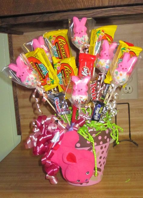 Easter Candy Bouquet Diy, Easter Candy Crafts, Easter Candy Bouquet, Piglet Disney, Peeps Candy, Unique Easter Baskets, Easter Bouquet, Candy Arrangements, Halloween Gift Baskets