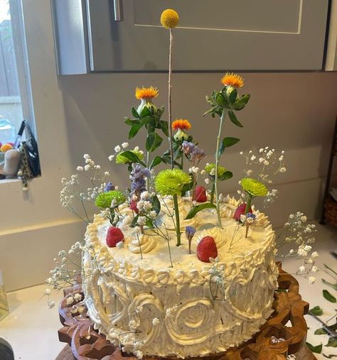 Pretty Homemade Cake, Funky Cake Designs, Blueberry Cake Recipes Homemade, Vintage Cake With Flowers, Funky Wedding Cake, Hipster Cake, Artsy Cake, Flower Cake Birthday, Lemon Wedding Cake