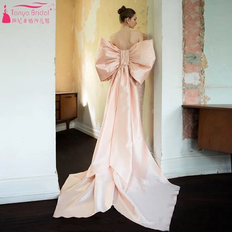 Dress With Big Bow, Ribbon Fashion, Photoshoot Editorial, Giant Bow, Court Wedding, Bridal Jacket, Wedding Court, Wedding Cape, Bridal Cape