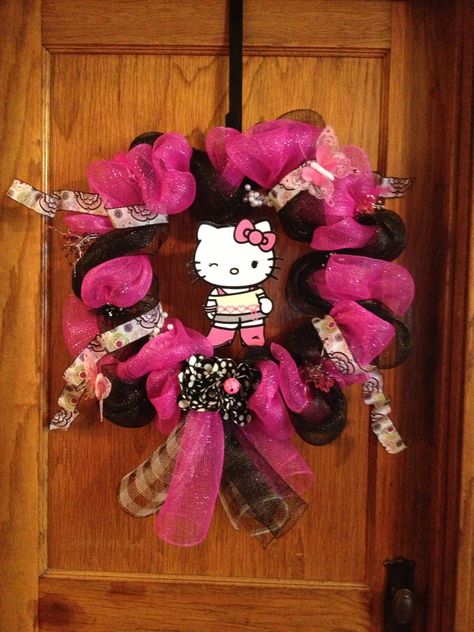 Hello Kitty inspired mesh wreath done by Unita! Hello Kitty Wreath, Wreath Mesh, Make A Wreath, Sanrio Stuff, Tulle Wreath, Kitty Christmas, Kawaii Room Decor, Wreath Drawing, Kawaii Christmas