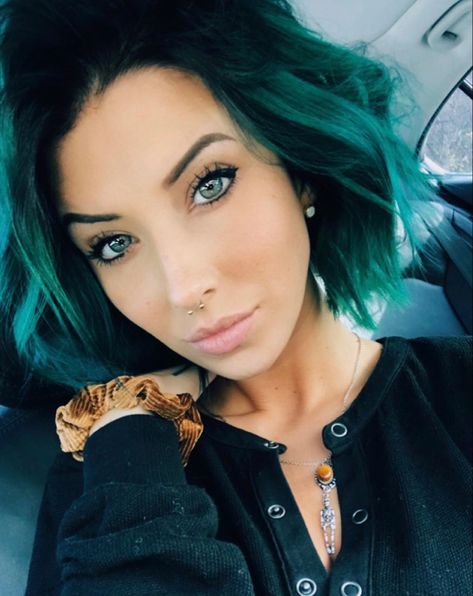 Ocean Green Hair Color, Short Emerald Green Hair, Emerald Green Short Hair, Teal Hair Dark Roots, Dark Emerald Hair, Emerald Green Pixie Hair, Green Hair Color Ideas For Short Hair, Teal Hair Men, Turquoise Short Hair