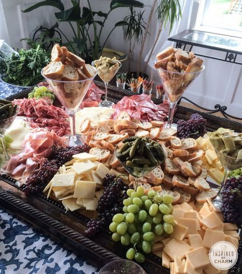 I didn't know it was possible to make mistakes when making a cheese plate... This fabulous spread avoids all of the Common Mistakes of a Cheese Plate! Cheese Display, Fest Mad, Table Buffet, Wine And Cheese Party, Fruit Bar, Wine Tasting Party, Cheese Party, Tasting Party, Läcker Mat