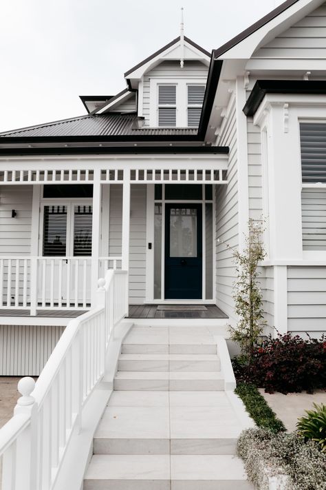 Herne Bay Country Weatherboard House Exterior, Modern Weatherboard House Exterior, White Weatherboard Exterior, Weatherboard House Renovation, Hampton Exterior Home, Modern Weatherboard House, Modern Hamptons Style Exterior, External Balustrade, Weatherboard Facade