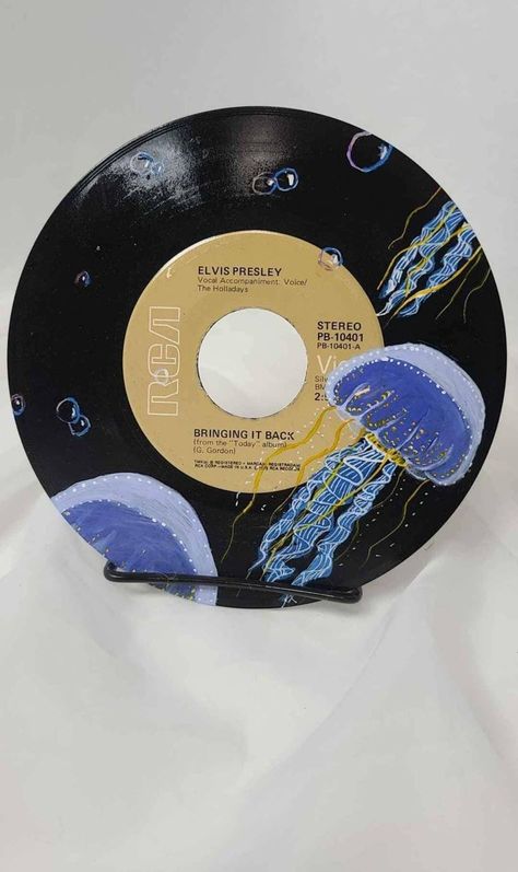 Record Painting Ideas, Vinyl Record Painting, Vinyl Record Art Ideas, Vinyl Paintings, Painted Records, Vinyl Record Crafts, Cd Wall Art, Painted Vinyl Records, Vinyl Art Paint