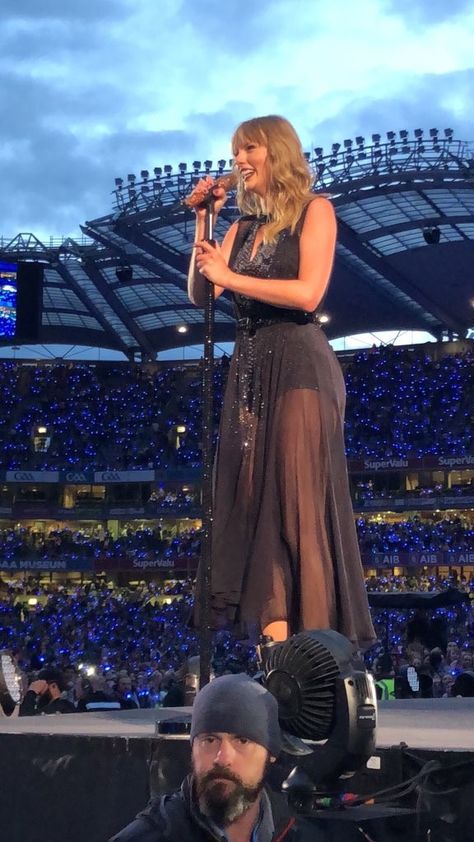 Taylor Swift at Reputation Stadium Tour. That dress! Taylor Swift Rep Tour Outfit, Taylor Swift Iconic Outfits, Reputation Stadium Tour, How To Dress Well, Reputation Tour, Taylor Swift Dress, Simple Clothes, Iconic Outfits, Taylor Swift Tour Outfits