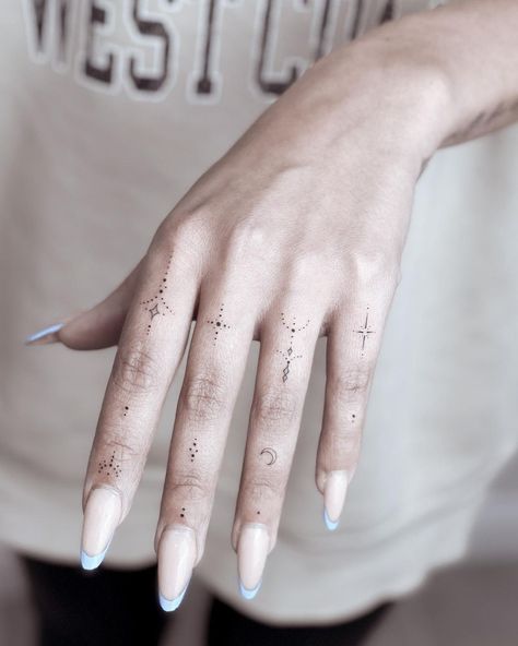 Nina Post | Fineline Tattoos on Instagram: “Some cute delicate finger tatts. Always like jewelry — love it!” Tattoo Main, Simple Hand Tattoos, Fineline Tattoos, Small Finger Tattoos, Petit Tattoo, Finger Tattoo For Women, Finger Tats, Hand And Finger Tattoos, Finger Tattoo Designs