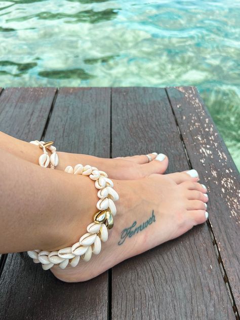 A must have accessory for the beach loverThese Bermuda Cowrie Shell anklets are made from sustainable cowrie shellsthreaded onto cotton stringThey feature gold cowrie shells and gold beadsOne Size. Shell Jewelry Ideas, Cowrie Anklet, Boho Accessories Jewellery, Cowrie Shell Anklet, Bee Aesthetic, Denim Hacks, Afro Jewelry, Cowrie Shell Bracelet, Anklets Diy