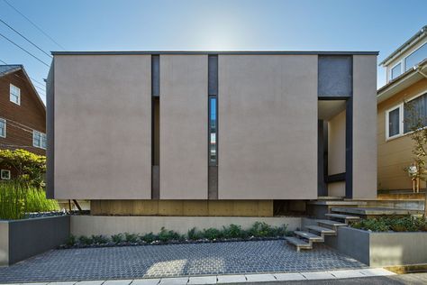 SE House in Niigata by Takeru Shoji Architects Houses In Japan, Concrete Retaining Walls, Architecture Building Design, Concrete House, Retaining Walls, Building Exterior, Design Office, Facade House, Retaining Wall