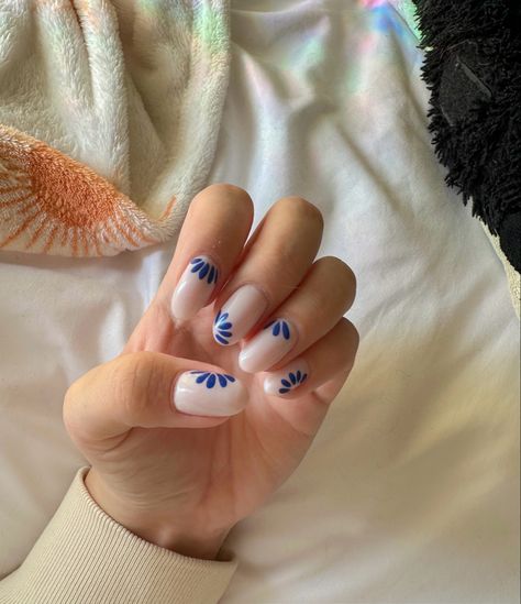 Blue and white nails, almond shaped, flowers, European design White Nail Blue Flower, Nails To Go With Floral Dress, White Nails With Blue Flower Design, Coastal Floral Nails, European Nail Ideas, Simple Blue Flower Nails, Blue Flower Almond Nails, White Talavera Nails, Nude Nails With Blue Flowers