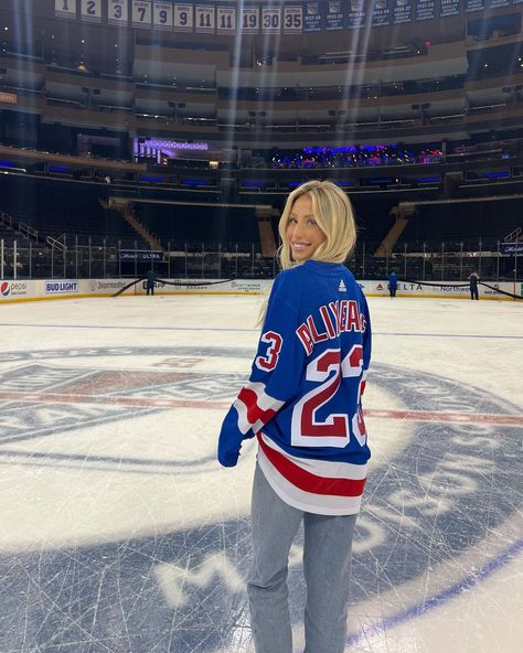 Alix Ashley Earle (@alix_earle) • Instagram photos and videos Alex Earle, Hockey Game Outfit, Hockey Outfits, Hockey Wife, Alix Earle, Hockey Pictures, Women's Hockey, Hockey Game, Hockey Games