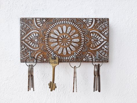 Keys Holder Wood, Key Rack Ideas Entryway, Key Holders For Wall, Key Rack Diy, Key Holder Ideas, Diy Key Holder, Key Holder Entryway, Rustic Key Holder, Modern Key Holder