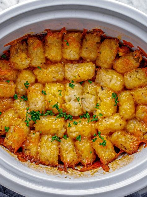 Crockpot Cheesy Chicken Tater Tot Casserole, Tator Tot Recipe, Crockpot Cheesy Chicken, Cheese Tater Tots, Shredded Chicken Casserole, Cheesey Chicken, Chicken Tater Tot Casserole, Fall Crockpot Recipes, Chicken And Cheese