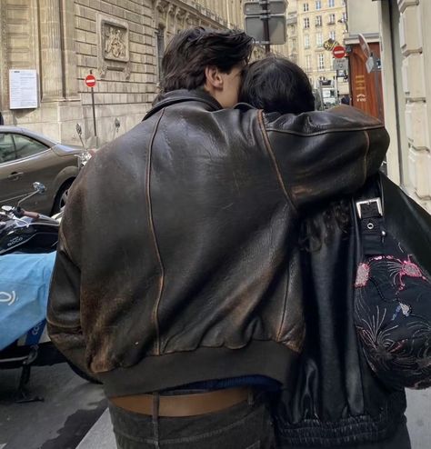 Couples In France, Jealous Boyfriend Aesthetic, Finding Love Aesthetic, Romantic Boyfriend Aesthetic, Sweet Boyfriend Aesthetic, Hugging Aesthetic, Academia Romance, Not Musik, Magnolia Park