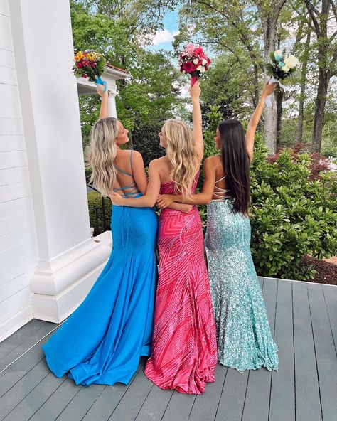 Prom Pose Inspiration, Prom Poses For 4 Friends, 2024 Prom Poses, Prom Pic Ideas Friends, Prom Photos With Bouquet, Three People Prom Poses, Senior Prom Poses, Fun Prom Poses Friend Pics, Senior Prom Pictures Friend Pics