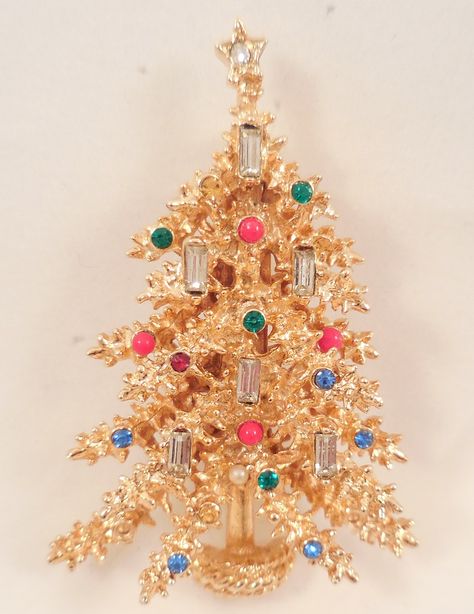 Vintage ART Christmas Tree Pin. ART jewelry, owned by Arthur Pepper, was in business from approximately 1950 – 1980. Art Christmas Tree, Christmas Brooches, Time Jewelry, Christmas Bling, Tree Jewelry, Jewelry Christmas Tree, Christmas Brooch, Christmas Glitter, Holiday Pins