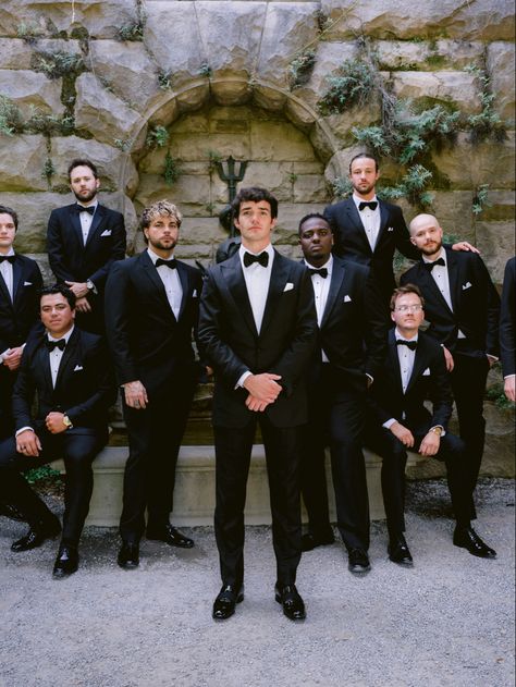 Wedding Group Poses, Groomsmen Wedding Photos, Wedding Group Photos, Men Poses, Groomsmen Party, Wedding Party Poses, Wedding Photography List, Destination Wedding Italy, Groom Photoshoot