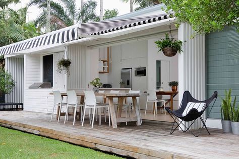 Converted shed becomes guest house accommodation | Home Beautiful Magazine Australia Adu Inspiration, Backyard Decking, Guest House Shed, Shed Guest House, Converted Shed, Retro Beach House, Pool House Shed, Tiny House Australia, Kenwood House