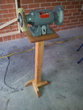 Ok, so for those who missed it, the week before last I posted a single picture of a bench grinder stand I'd built and promised you the story of the build the next day. This hasn't happened, as life... Shop Gadgets, Bench Grinder Stand, Workbench Ideas, Grinder Stand, Best Bird Feeders, Work Shops, Diy Wood Bench, Workbench Designs, Woodworking Square