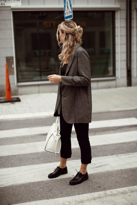 Womens Brogues Outfit, Oxfords Womens Outfits, Brogues Outfit Women, Brogues Womens Outfit, Brogues Outfit, Oxfords Outfit, Oxford Shoes Outfit, Fashionable Work Outfit, Minimalist Capsule Wardrobe