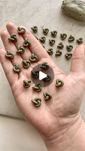 Extruded Polymer Clay Ideas, Polymer Clay Knot Studs Tutorial, Pasta Craft Ideas, Knotted Clay Earrings, Polymer Clay Knot Earrings Tutorial, Polymer Clay Knots, Diy Studs Earrings, Polymer Clay Stud Earrings Tutorial, Clay Extruder Earrings