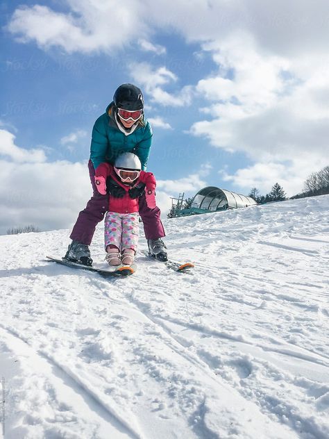 Skiing Family Photos, Skiing With Family Aesthetic, Ski Family Pictures, Family Ski Trip Aesthetic, Drawing Cafe, Ski Trip Aesthetic, Family Skiing, Snowboarding Photography, Family Lifestyle Photography