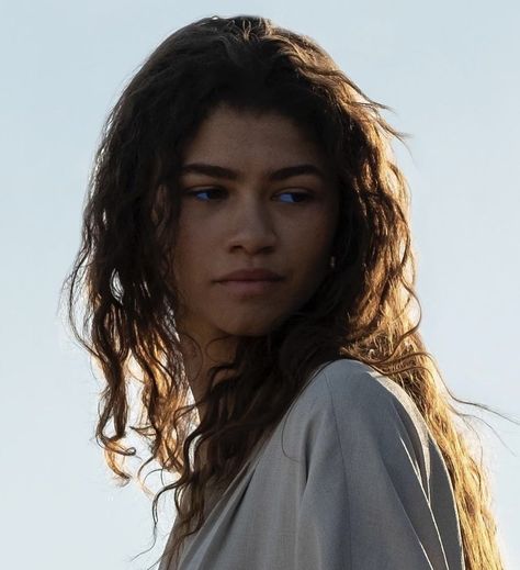 Zendaya Kc Undercover Icons, Zendaya Headshots, Zendaya Look Alike, Celebrity Crush Woman, Zendaya Natural, Zendaya Rue, Zendaya Icons, Zendaya Dune, Zendaya Aesthetic