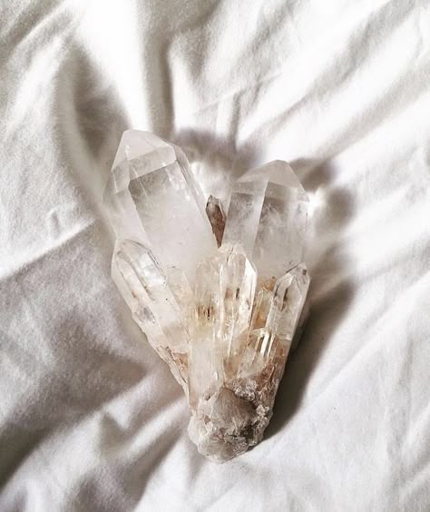 Sunday Vibes, Crystal Aesthetic, Crystals Healing Properties, Crystal Magic, Chakra Balancing, Crystal Meanings, Crystals Stones, Clear Crystals, Crystal Grid