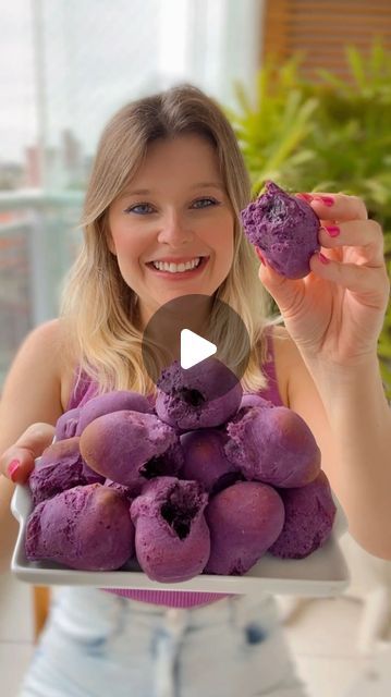 Cristiana Lima on Instagram: "PÃO DE BATATA DOCE ROXA   1- Descasque e corte em fatias 2 batatas doces roxas (total de 600g as duas). 2- Coloque para cozinhar na água e sal e deixe até ficarem bem macias. 3- Amasse bem as batatas com o auxílio de um garfo. 4- Acrescente 1 colher de chá de sal e depois no final se necessário ajuste o sal. 5- Coloque 5 colheres de sopa de azeite e misture bem. 6- Acrescente então 1 xícara de chá de polvilho azedo, nessa parte ainda dá pra misturar com a colher ou espátula. 7- Acrescente 1/2 xícara de polvilho doce e misture com as mãos, porque agora a massa já está mais firme. Misture até que não grude nas mãos. 8- Faça bolinhas e coloque na airfryer à 180 graus por 15 minutos. 9- Essa receita rendeu 26 pãezinhos.  ✅ Esses pães ficam simplesmente incríveis e Color Activities, Easy Snacks, Food And Drink, Bread, Snacks, On Instagram