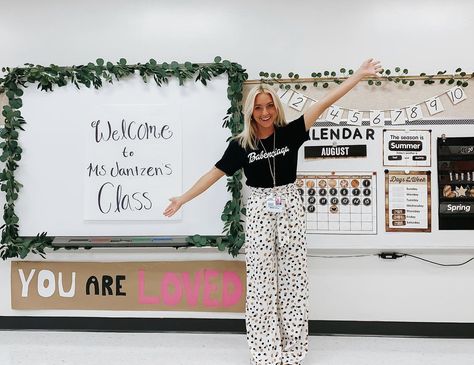 First Year Kindergarten Teacher, Student Teaching Outfits, Parent Orientation, Teachers Room, Teacher Aesthetic, Slp Activities, Classroom Procedures, Elementary Classroom Decor, Teaching Outfits