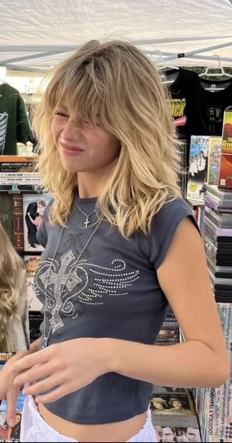 Indie Blonde Hair, Shag Hairstyles Brunette, Mid Length Hair Shaggy Layers, 70s Blonde Shag, Blonde Layers And Bangs, The Cowgirl Cut, Female Rockstar Hair, 70s Shag Haircut Women, 90s Wolf Cut Hair