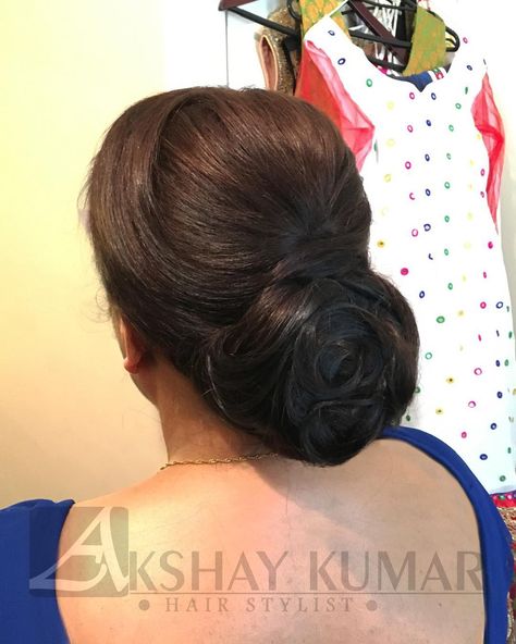 🔹Keeping the updo very 'mum appropriate' for the brides mother. Absolutely loved working with this family!  Hair by @akshaykumarhairstylist… Reception Hairstyles, Brides Mother, Mom Hair, Saree Hairstyles, Brides Mom, Big Bun Hair, Hairstyle Bun, Big Bun, Mom Hairstyles