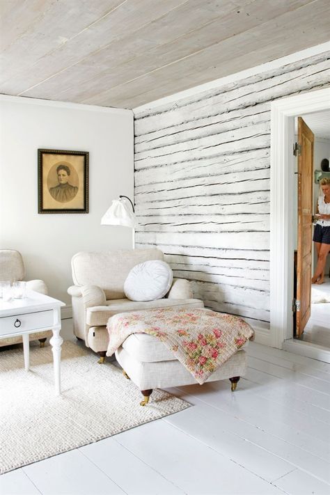 White in Sweden- Hus and Hem - lookslikewhite Blog - lookslikewhite Swedish Summer House, Swedish Cottage, Old House Interior, Cottage Shabby Chic, Swedish House, White Living, White Rooms, A Living Room, White Interior