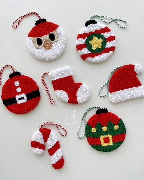 Needle Punch Christmas, Christmas Tree Punch Needle, Christmas Needle Punch, Punch Needle Christmas Tree, Punch Needle Patterns Christmas, Punch Embroidery Ideas, Punch Needle Christmas Patterns, Punch Needle Patterns Ideas, Punch Needle Embroidery Ideas