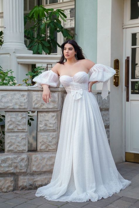 Chubby Wedding Dress, Horror Wedding, Plus Size Wedding Dresses With Sleeves, Vogue Bride, Curvy Wedding Dress, Curvy Wedding, Wedding Gown Brand, Plus Size Brides, Plus Size Wedding Gowns