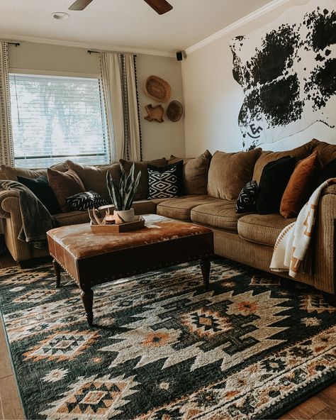 Black Southwestern Living Room, Country Farmhouse Apartment Decor, Rugs Boho Living Rooms, Country Boho Home Living Room, Boho Western Coffee Table Decor, Aztec Boho Living Room, Aztec Theme Living Room, Home Decor Ideas Living Room Boho, Dark Southwestern Decor