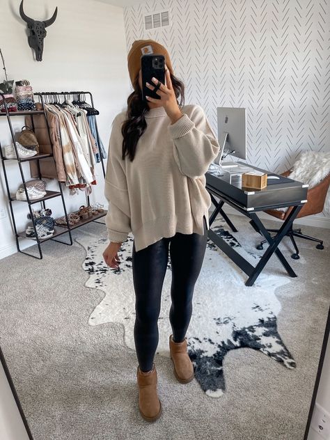 Cold Weather Lunch Outfit, Comfy Snow Day Outfit, Call Outfits 2022, Outfits With Sweatpants, Sweater And Leggings, Beanie Outfit, Oversized Sweater Outfit, Uggs Outfit, Outfit Invierno