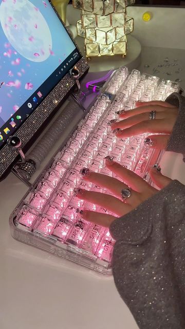 Pink Aesthetic Keyboard, Aesthetic Keyboards, Pc Aesthetic, Girly Games, Girly Office, Gaming Desk Setup, Best Gaming Setup, Pink Games, Gamer Setup